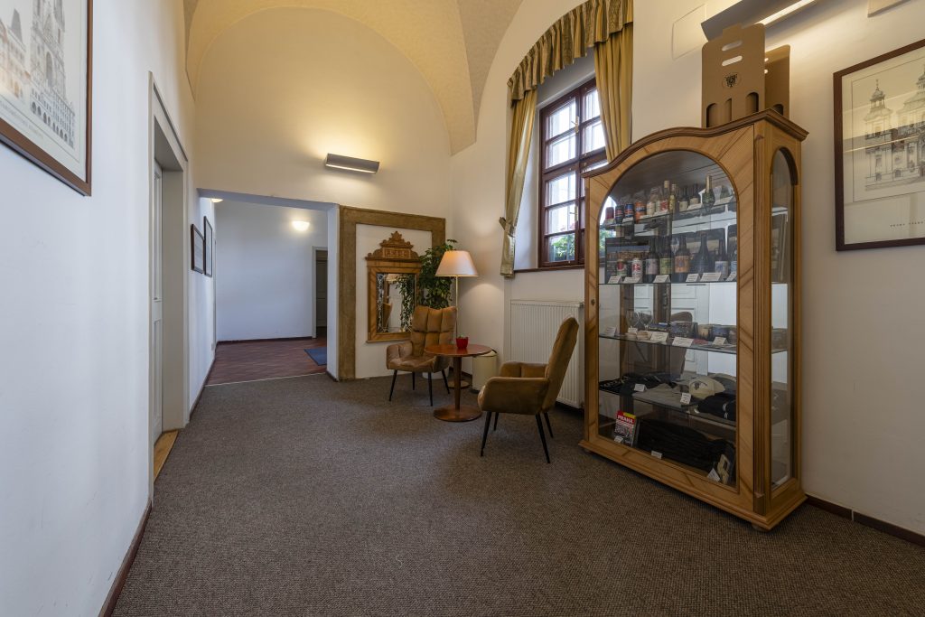 Pohled hotelová recepce směr schodiště a výtah