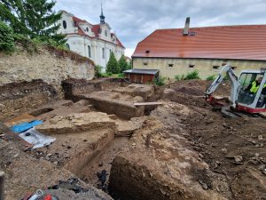 Pohled na archeologický průzkum v kryptě kostela svaté Markéty
