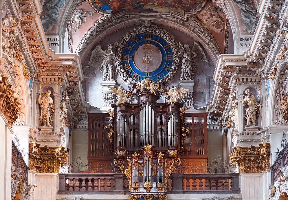 Interiér kostela sv. Vojtěcha v Benediktinském klášteře v Broumově během benefičního koncertu