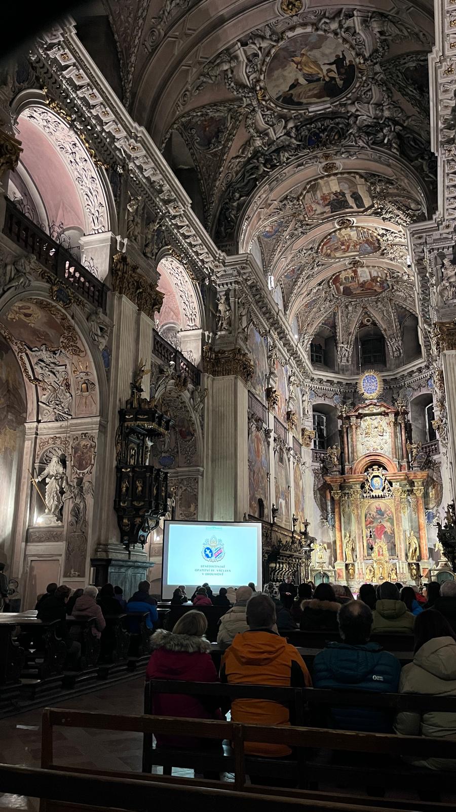 Návštěvníci benefičního koncertu pro opravu klášterních varhan v Broumově