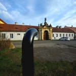 Poesiomat před Břevnovským klášterem v Praze 6