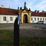 Poesiomat v prostoru před Břevnovským klášterem